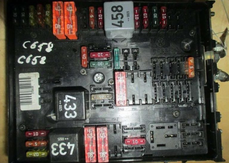 Fuse box diagram Audi A3 2003 - 2012 and relay with assignment and location