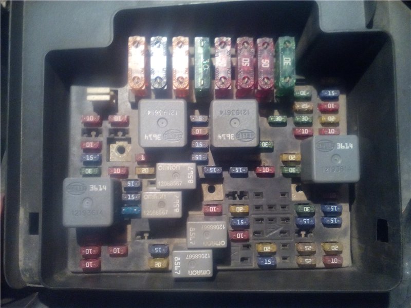 Photo of the fuse box on the Tahoe 840