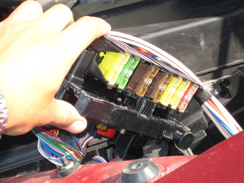 Fuse box diagram Peugeot 206 and relay with assignment and location