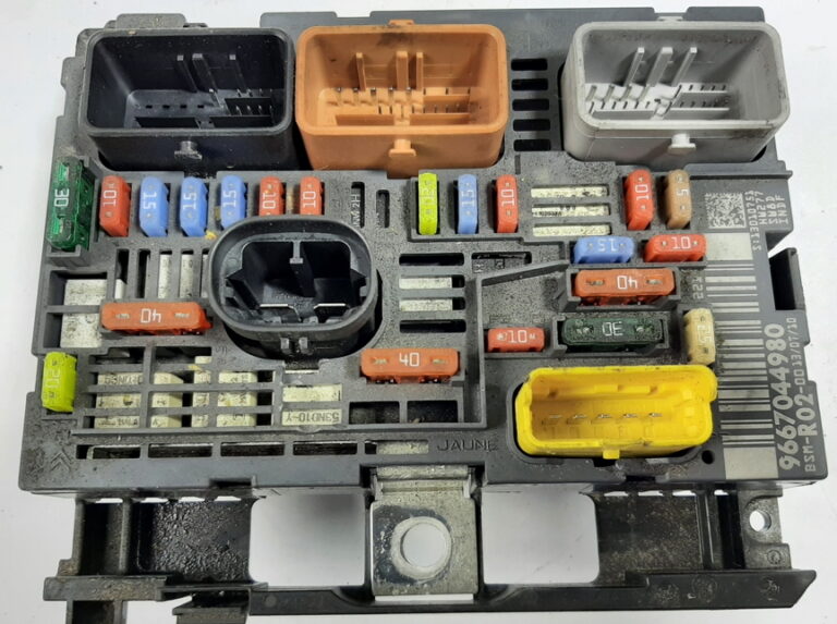 Fuse box diagram Peugeot 308 and relay with assignment and location