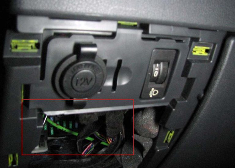 Fuse box diagram Peugeot 3008 and relay with assignment and location