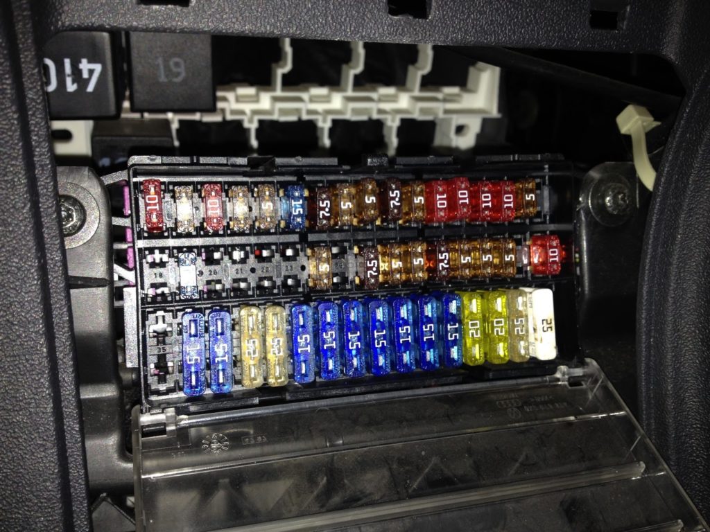 Fuse box diagram Volkswagen Polo 3 Classic and relay with assignment ...