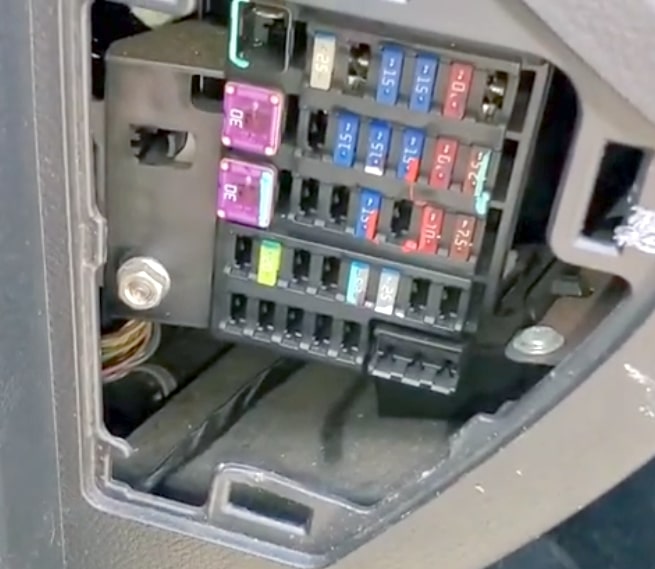 Fuse box diagram Mazda 3 bl and relay with assignment