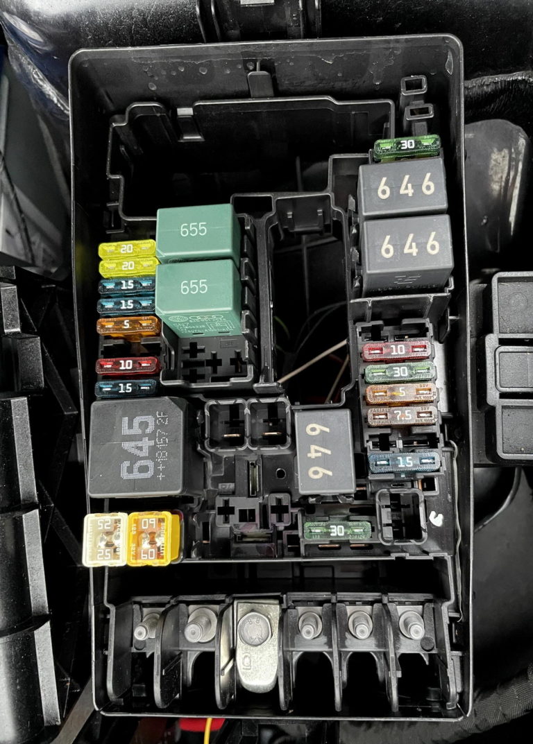 Fuse box diagram Volkswagen Atlas and relay with assignment and location