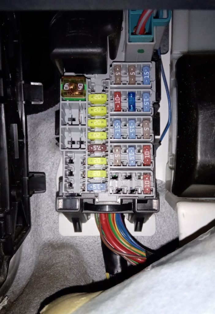 Fuse Box Diagram Volvo Xc70 V70 3g And Relay With Assignment And Location 3563