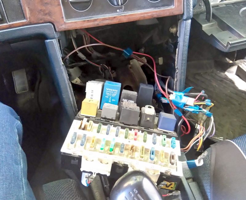 Fuse box diagram Volvo 740 and relay with assignment and location