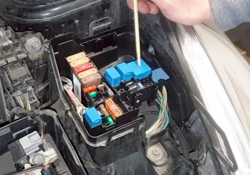 Clia 4 fuse box location