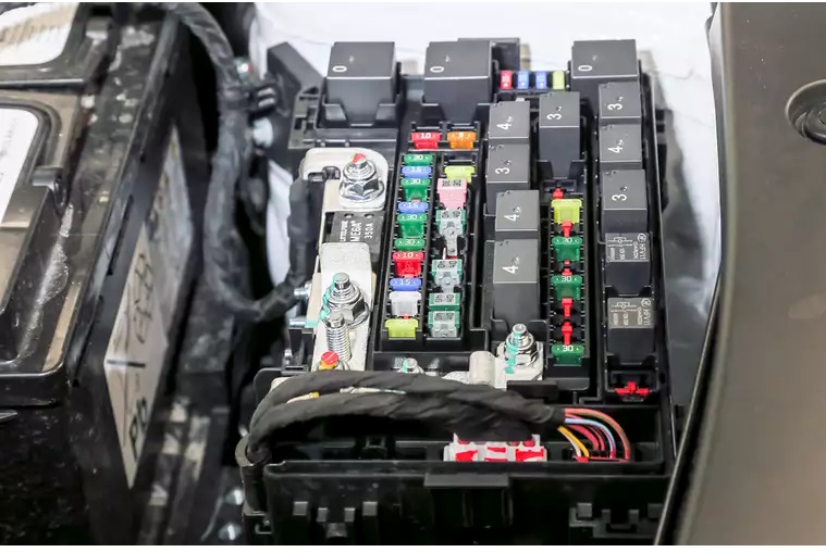 Fuse box UH
